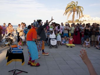Espectacle infantil de màgia a la platja de Peníscola. /  EL PUNT