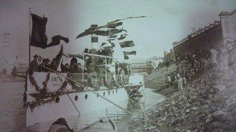 La gent de l'Ebre sempre ha somiat veure el riu solcat per les embarcacions. A la foto (1916) el vaporet «Anita» en el moment de ser avarat al riu davant Tortosa. GERARD VERGÉS / ARXIU HISTÒRIC COMARCAL DE LES TERRES DE L'EBRE