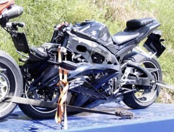 Les dues motocicletes implicades en l'accident d'ahir a les Llosses. ARNAU URGELL / ELRIPOLLÈS.INFO