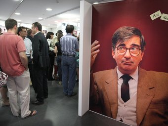 Inauguració de l'exposició Ernest Lluch. L'esforç per construir un país, ahir a quarts de vuit a la sala d'actes de la llibreria de la Generalitat a Girona. LLUÍS SERRAT