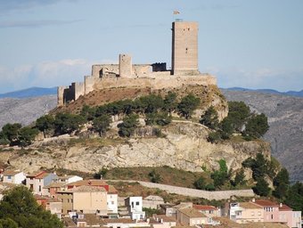 Panoràmica del conjunt del castell de Biar al pujol en què s'hi troba. ARXIU