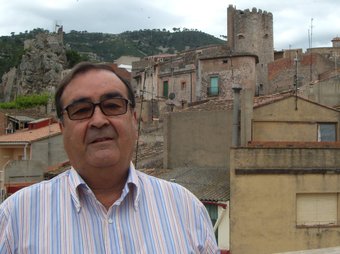 Josep Montané, amb el castell qie es rehabilitarà al fons.  M.J.R