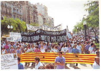 Multitudinària manifestació a la Rambla Nova de Tarragona i diverses instantànies de les protestes convocades a la Conca de Barberà l'any 1990. EL PUNT