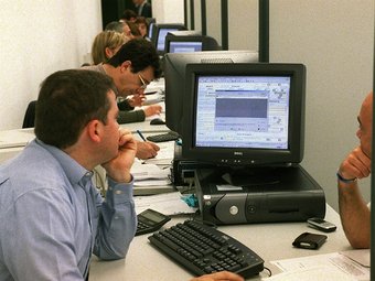 Funcionaris treballant en la campanya de la renda de 2009.