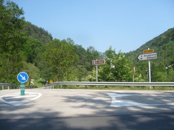 L'accés a la carretera de Rocabruna i Beget.  J.C