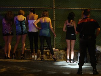 Diverses prostitutes d'esquena en la batuda del passat 4 de juliol al Camp Nou. O.DURAN