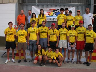 Els campions gironins amb el mallot, el dissabte a Mont-ras. JAUME FORES