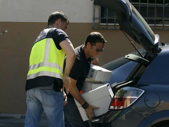 Agents de la policia retiren caixes amb documentació a l'Ajuntament d'Oriola.  EL PUNT