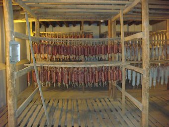 Desenes de llonganisses de Vic en un centre especialitzat en l'assecatge de l'embotit a la comarca d'Osona.  ARXIU