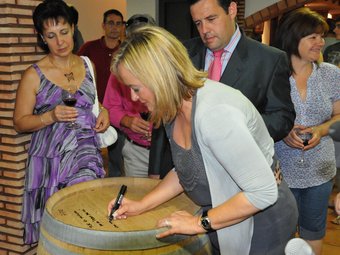La consellera de Turisme signa una de les barriques de l'Aula del Vi. /  CEDIDA