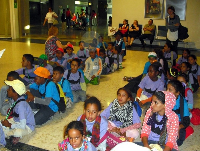Grup de joves saharians a l'aeroport de Manises. ARXIU