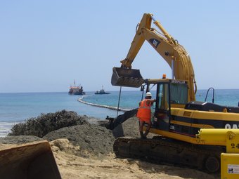 Les màquines treballant ahir a la platja de Cabrera./  G.A