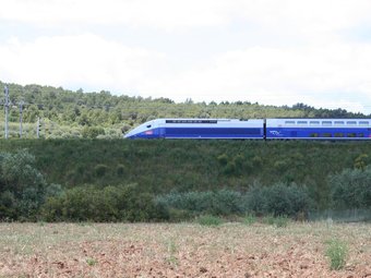 Tren TGV circulant en període de proves per la via del TAV a Hostalets de Llers. /  QUIM BENET SALGUEIRO