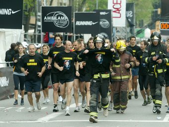 Instantània d'una cursa de bombers realitzada a Barcelona. /  ARXIU