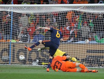 Iniesta va fer el seu segon gol al Mundial, un gol que val molt, i el vuitè dels blaugrana.  EFE