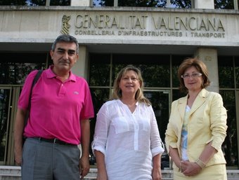 Josep Soriano, Empar Navarro i Elvira García a les portes de la Conselleria. CEDIDA