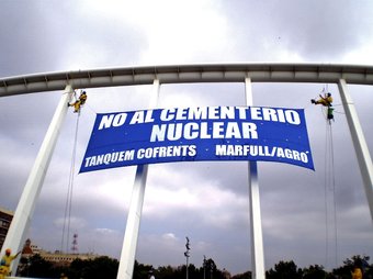 Gran pancarta desplegada el passat 5 de juny en el pont de Calatrava de València./ EFE