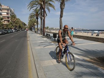 El carril per a bicicletes i vianants del passeig marítim de Salou ja arriba fins a Cambrils JOSÉ CARLOS LEÓN