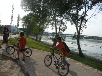 Uns nens ahir amb bicicleta pel nou passeig fluvial d'Amposta ROSER ROYO