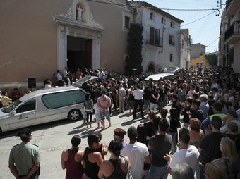 El funeral pels dos joves es va celebrar ahir a l'església dels Pallaresos. JOSÉ CARLOS LEÓN