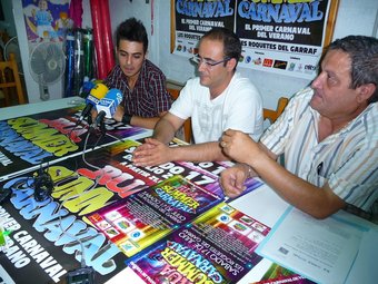 Els organitzadors del carnaval d'estiu durant la presentació de la festa, ahir. M.L