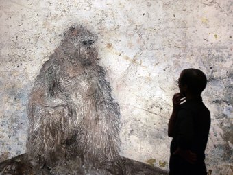 Miquel Barceló s'autoretrata com a gran simi sedent i contemplatiu a la tela ‘La solitude organisative' (2008), obra que es pot veure a Caixafòrum JOSEP LOSADA