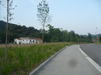 A la fotografia, una vista dels terrenys del nou polígon industrials de la Guardiola que l'Ajuntament d'Olot ha cedit per al nou parc. J.C