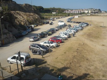 Imatge d'arxiu de la platja del Cavaió amb l'aparcament de sorra que s'anul·larà amb el projecte del nou passeig. E.F