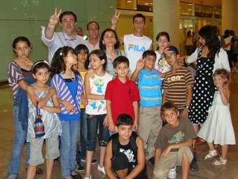El grup de nens palestins de la franja de Gaza poc després d'arribar a l'aeroport de Barcelona AVUI