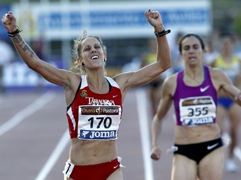 Natàlia Rodríguez celebra el triomf en els 1.500 metres amb Fernández al darrere. A la dreta una A. MORANTE / EFE
