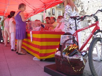 A Puigcerdà, van sortejar una bicicleta de muntanya i una panera entre els votants. J.C
