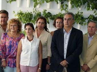 Els dotze exregidors del PSPV-PSOE que van presentar la  moció de censura contra el PP de Benidorm.  ARXIU