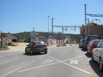 El pas a nivell tallat al trànsit a Flaçà parteix el poble en dos des de fa setmanes. D.V