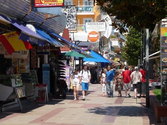 En el passeig Marítim hi conviu el major nombre de botigues dedicades al turisme. T.M