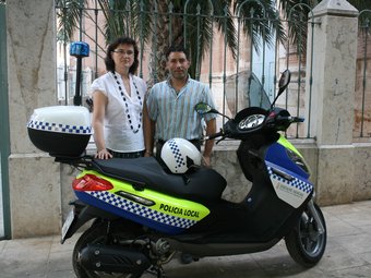 L'alcaldessa i el regidor de Seguretat reben la motococicleta dle poble. CEDIDA