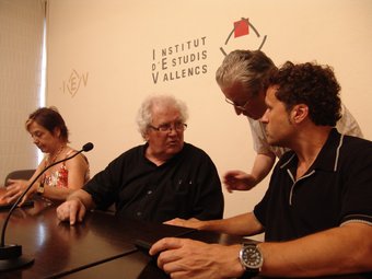 Miquel Jassans, al centre de la imatge, durant la presentació del seu llibre a Valls. A. ESTALLO