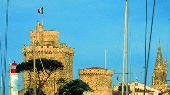 El vell port de La Rochelle, amb les característques torres que en vigilaven l'accés.  CRT-P. BAUDRY