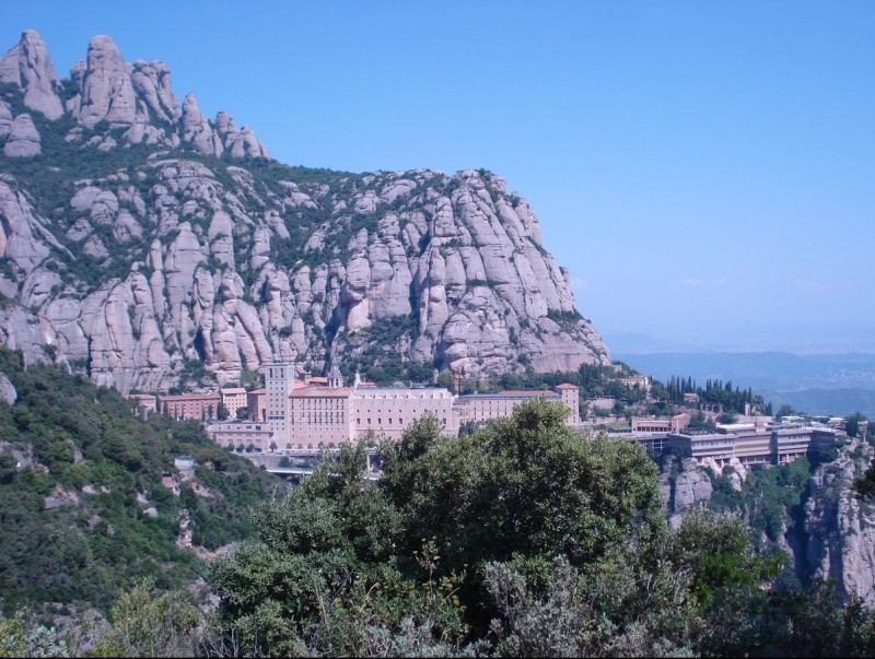 El monestir de Montserrat , amb la muntanya al fons. ARXIU