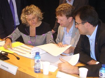 La consellera, l'alcalde de Tortosa i el delegat del govern observen una de les propostes per l'edifici hospitalari. L.M