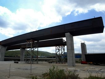 El pont sobre el Llobregat de Castellbisbal que enllaçarà l'A-2 amb l'AP-7 ha quedat a mitges i les obres no tindran continuïtat durant mesos JUANMA RAMOS