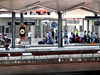 Gent esperant a l'estació de Girona, en una imatge d'arxiu. JORDI SOLER