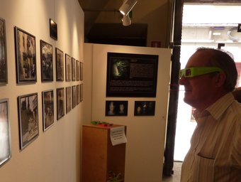 Can Trincheria. Visitants d'ahir a la tarda a l'exposició Olot 3D, de Carles Gil, que ja està oberta. R. E