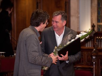 El poeta valencià Lluís Roda rebent el premi Jocs Florals 2010. PEP HERRERO