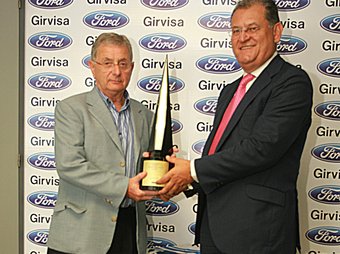 Machado entregant el guardó a Girvisa, el guardó més important que concedeix Ford Europa. MANEL LLADÓ