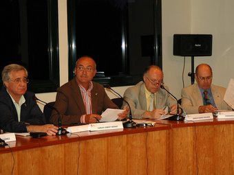 En el ple, d'esquerra a dreta, l'alcalde, Josep Trias, el regidor d'Urbanisme, Carles Gibert, els dos regidors del PDB i el del PP. CELOBERT