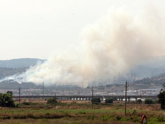 El foc i sobretot el fum van obligar a desallotjar alguns veïns i un polígon de Sant Boi i Sant Climent ORIOL DURAN