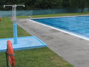 La piscina municipal de Breda on va tenir lloc la intoxicació dels menors. EL PUNT