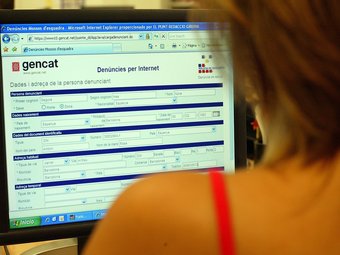 Una usuària mirant la pàgina del servei de denúncies per Internet dels Mossos A. PUIG