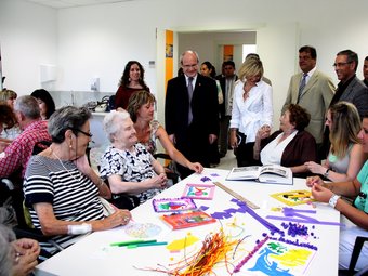 Montilla, acompanyat de l'alcaldessa d'Esplugues, va inaugurar ahir la residència. ACN