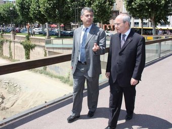 Joaquim Llena passejant per Lleida acompanyant el president José Montilla. ARXIU